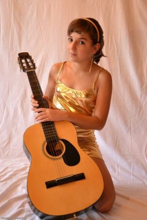 Silver-Starlets Ariana Golden Guitar 1